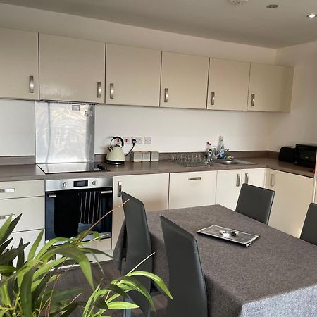 Balcony Marina Apartment With City Skyline Views - Free Secure Parking Manchester Exterior photo