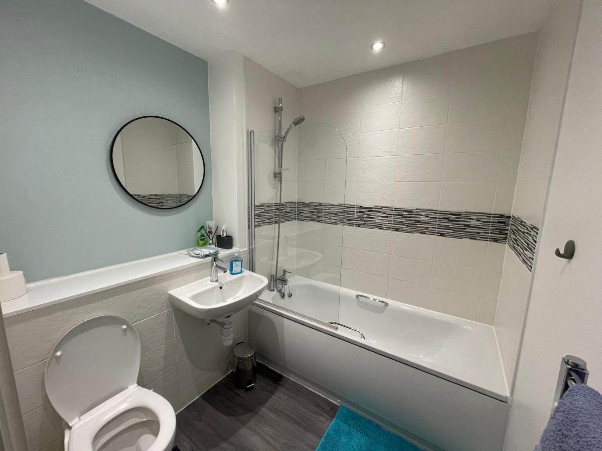 Balcony Marina Apartment With City Skyline Views - Free Secure Parking Manchester Exterior photo