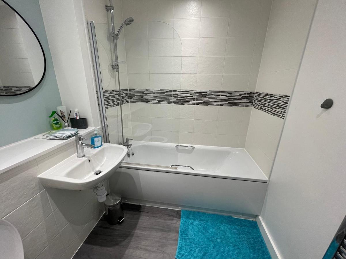 Balcony Marina Apartment With City Skyline Views - Free Secure Parking Manchester Exterior photo