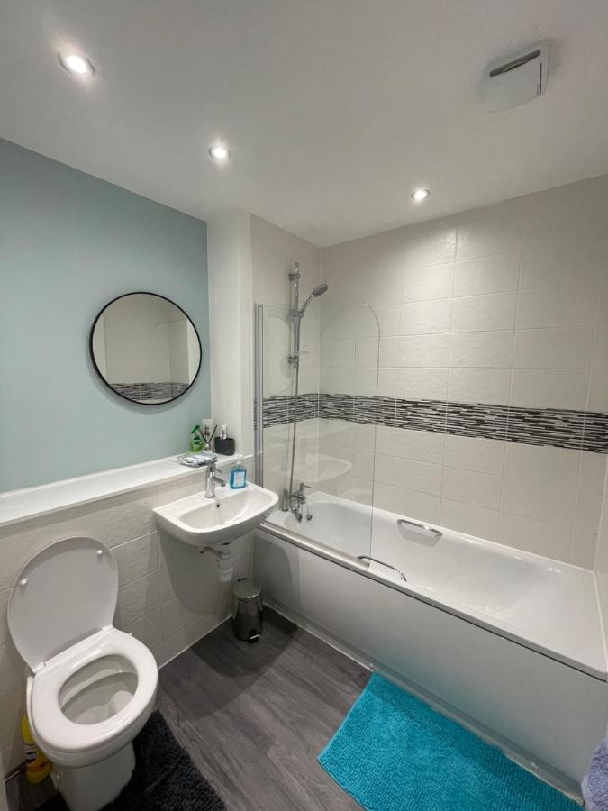 Balcony Marina Apartment With City Skyline Views - Free Secure Parking Manchester Exterior photo