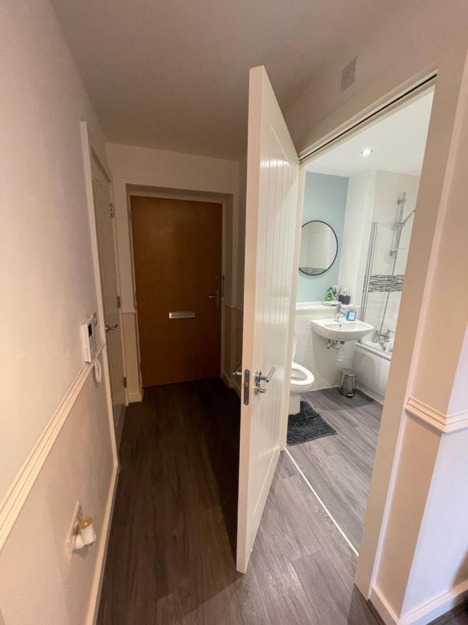 Balcony Marina Apartment With City Skyline Views - Free Secure Parking Manchester Exterior photo
